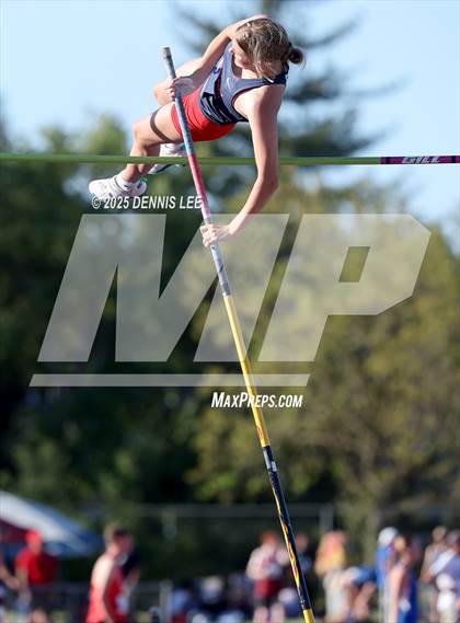 Thumbnail 3 in Halden Invitational (Pole Vault) photogallery.
