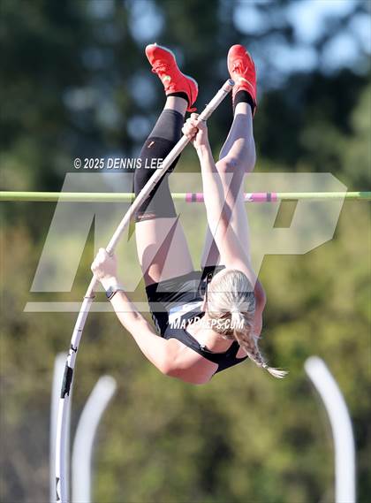 Thumbnail 2 in Halden Invitational (Pole Vault) photogallery.