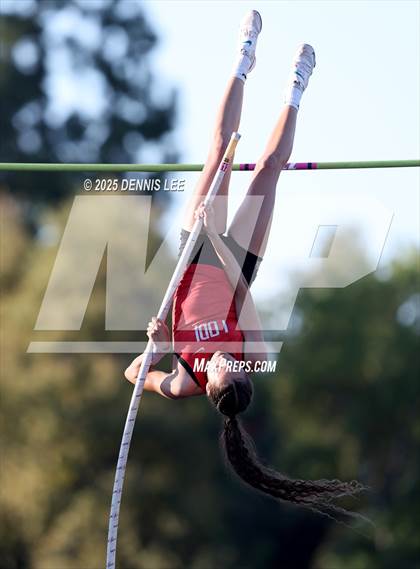 Thumbnail 1 in Halden Invitational (Pole Vault) photogallery.