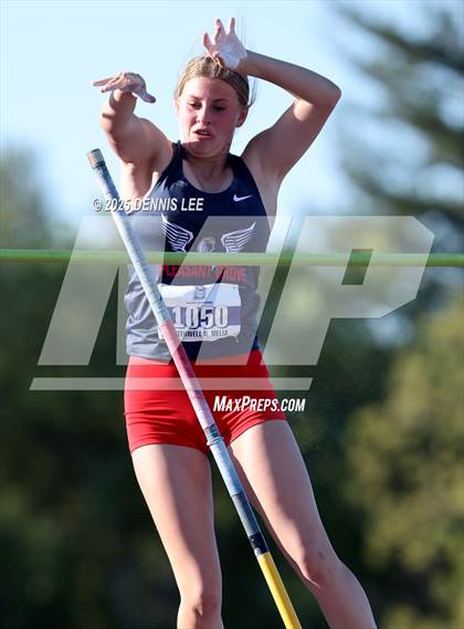 Thumbnail 2 in Halden Invitational (Pole Vault) photogallery.
