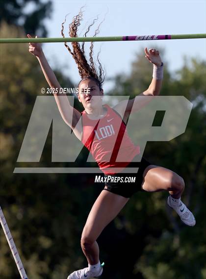 Thumbnail 3 in Halden Invitational (Pole Vault) photogallery.