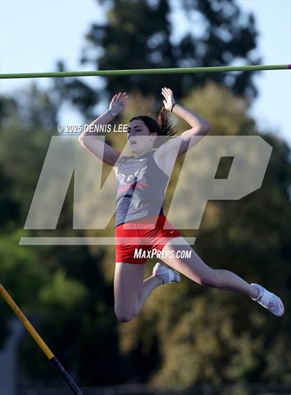 Thumbnail 3 in Halden Invitational (Pole Vault) photogallery.