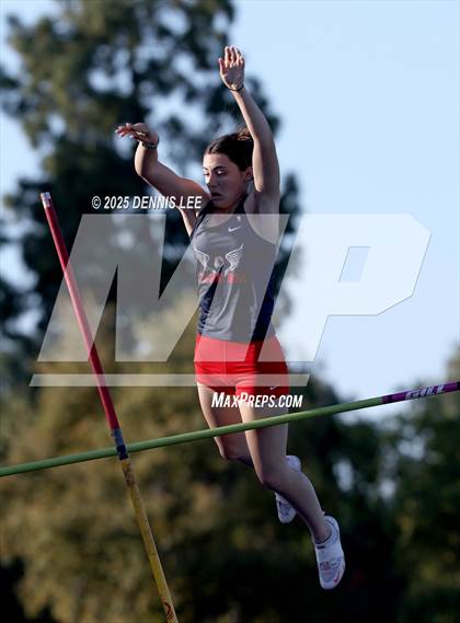 Thumbnail 1 in Halden Invitational (Pole Vault) photogallery.