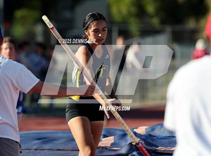 Thumbnail 1 in Halden Invitational (Pole Vault) photogallery.