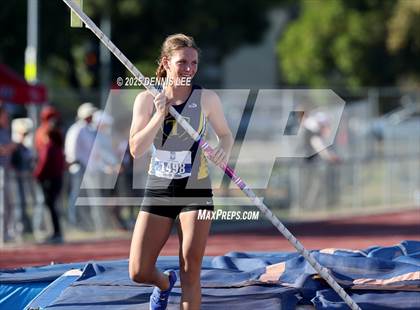 Thumbnail 2 in Halden Invitational (Pole Vault) photogallery.