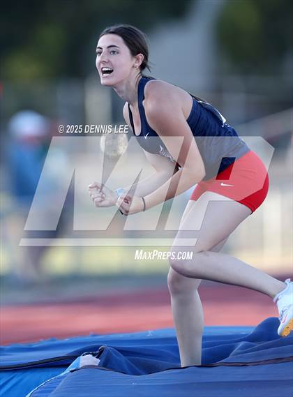 Thumbnail 2 in Halden Invitational (Pole Vault) photogallery.