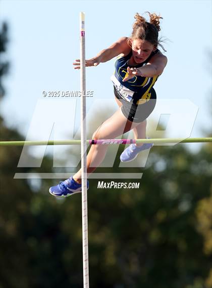Thumbnail 3 in Halden Invitational (Pole Vault) photogallery.
