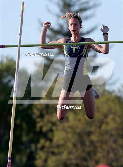 Thumbnail 2 in Halden Invitational (Pole Vault) photogallery.