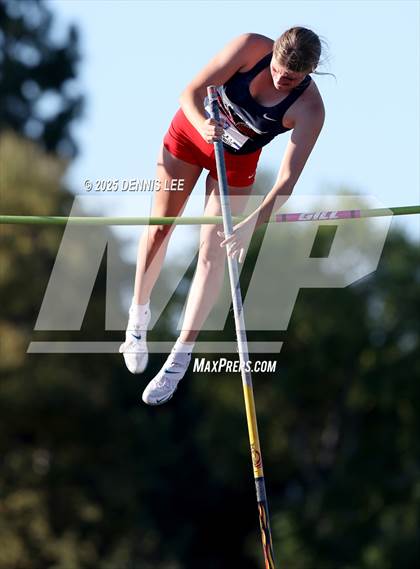 Thumbnail 3 in Halden Invitational (Pole Vault) photogallery.