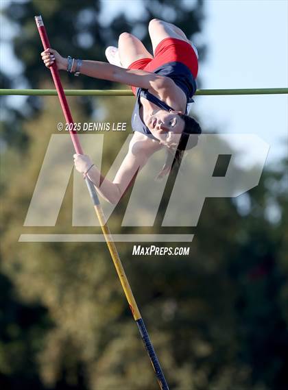Thumbnail 2 in Halden Invitational (Pole Vault) photogallery.