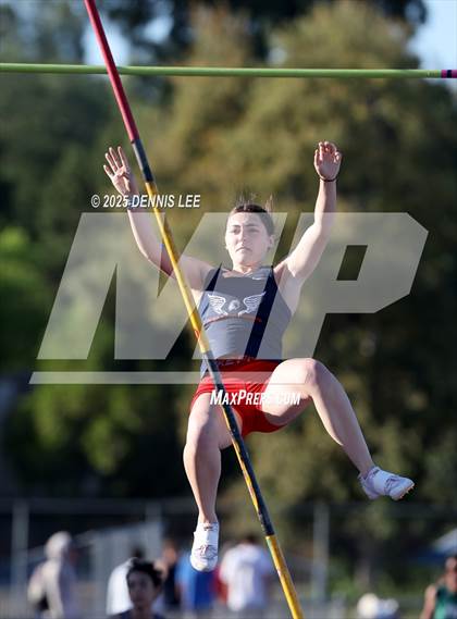 Thumbnail 3 in Halden Invitational (Pole Vault) photogallery.