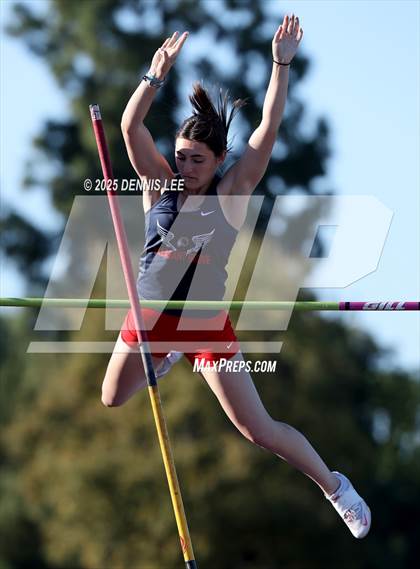 Thumbnail 1 in Halden Invitational (Pole Vault) photogallery.