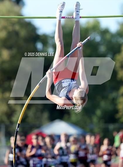 Thumbnail 2 in Halden Invitational (Pole Vault) photogallery.