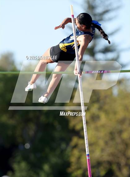Thumbnail 1 in Halden Invitational (Pole Vault) photogallery.