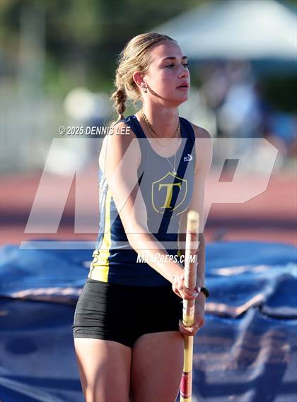 Thumbnail 3 in Halden Invitational (Pole Vault) photogallery.