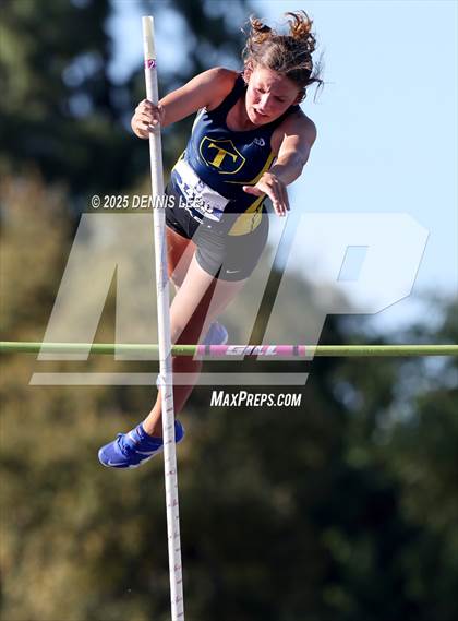 Thumbnail 2 in Halden Invitational (Pole Vault) photogallery.
