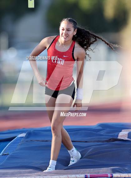 Thumbnail 1 in Halden Invitational (Pole Vault) photogallery.