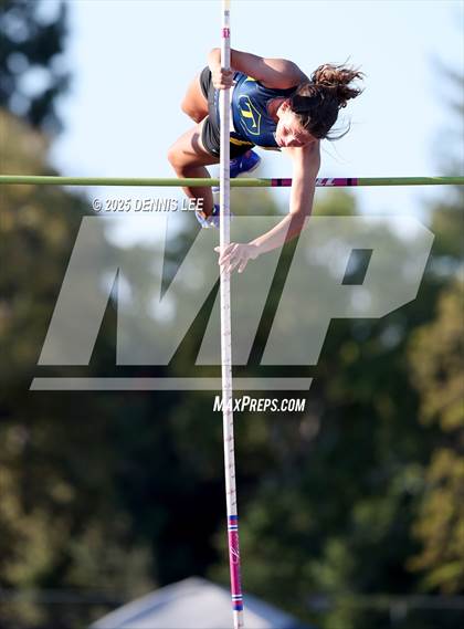 Thumbnail 2 in Halden Invitational (Pole Vault) photogallery.