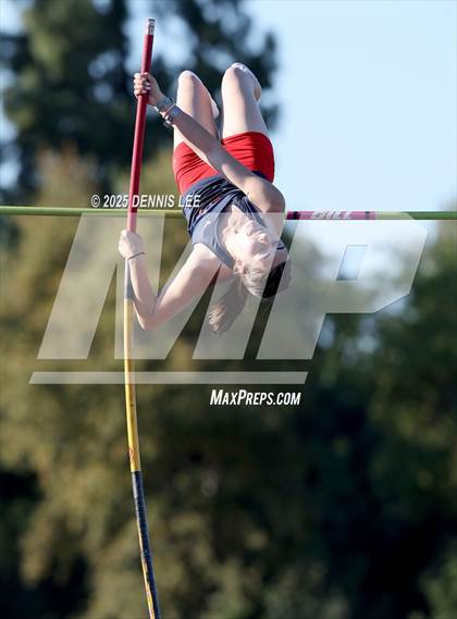 Thumbnail 2 in Halden Invitational (Pole Vault) photogallery.