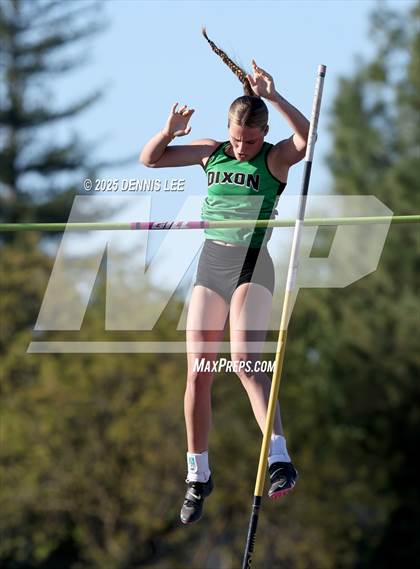 Thumbnail 2 in Halden Invitational (Pole Vault) photogallery.