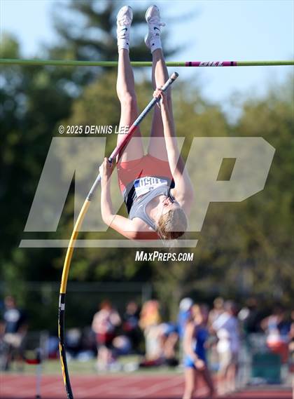 Thumbnail 2 in Halden Invitational (Pole Vault) photogallery.