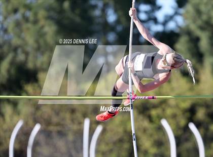 Thumbnail 3 in Halden Invitational (Pole Vault) photogallery.