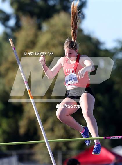 Thumbnail 3 in Halden Invitational (Pole Vault) photogallery.