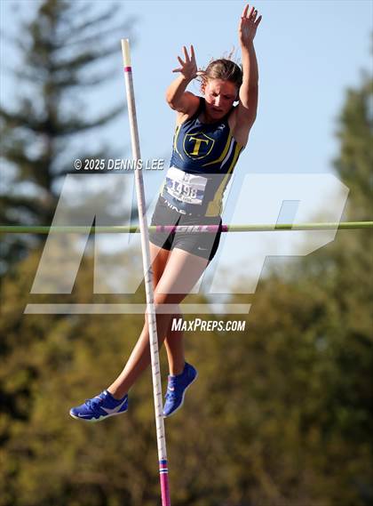 Thumbnail 3 in Halden Invitational (Pole Vault) photogallery.