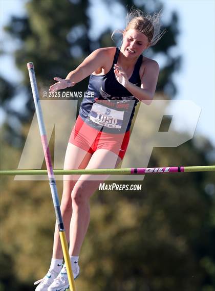 Thumbnail 3 in Halden Invitational (Pole Vault) photogallery.