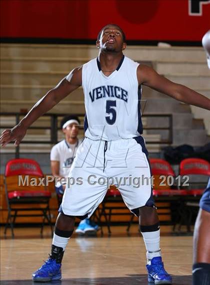 Thumbnail 2 in Mira Costa vs. Venice (Hilltop Classic) photogallery.