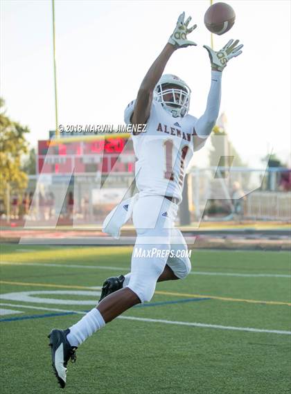 Thumbnail 3 in Oaks Christian vs. Alemany photogallery.
