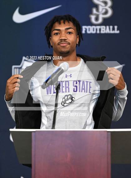 Thumbnail 2 in St. John Bosco Signing Day photogallery.