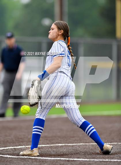 Thumbnail 2 in Gilmer vs. Spring Hill (UIL 4A Bi-District Playoff) photogallery.