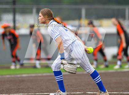 Thumbnail 2 in Gilmer vs. Spring Hill (UIL 4A Bi-District Playoff) photogallery.
