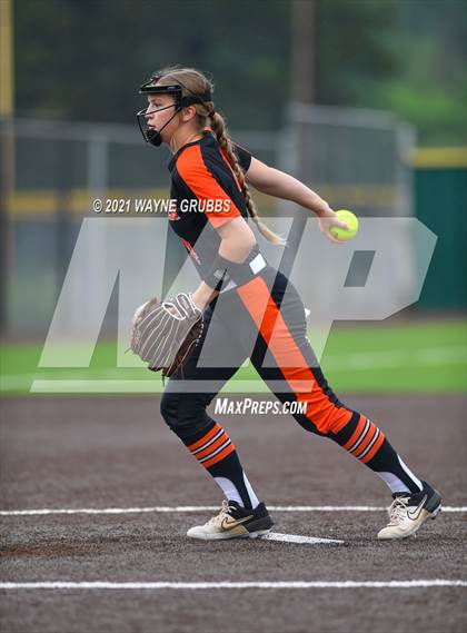 Thumbnail 2 in Gilmer vs. Spring Hill (UIL 4A Bi-District Playoff) photogallery.