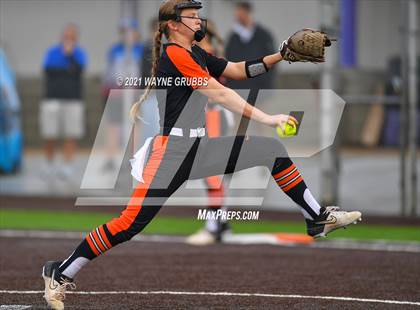 Thumbnail 2 in Gilmer vs. Spring Hill (UIL 4A Bi-District Playoff) photogallery.