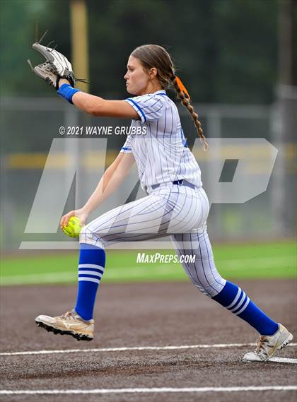 Thumbnail 2 in Gilmer vs. Spring Hill (UIL 4A Bi-District Playoff) photogallery.