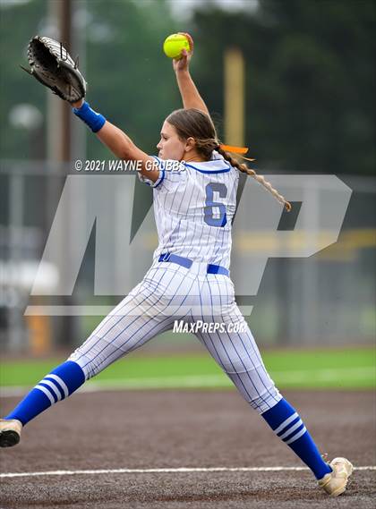 Thumbnail 1 in Gilmer vs. Spring Hill (UIL 4A Bi-District Playoff) photogallery.