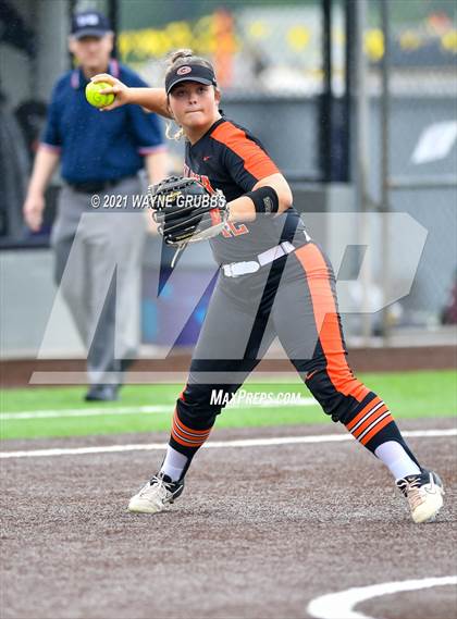 Thumbnail 3 in Gilmer vs. Spring Hill (UIL 4A Bi-District Playoff) photogallery.