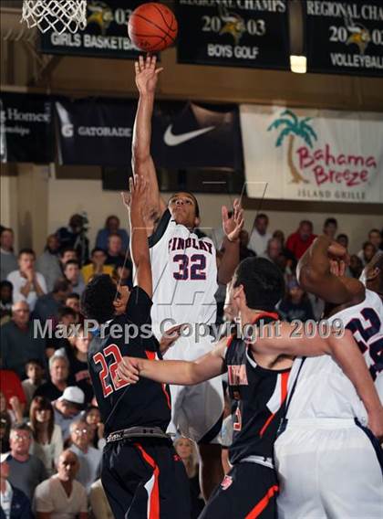 Thumbnail 1 in Winter Park vs. Findlay Prep (City of Palms Classic) photogallery.