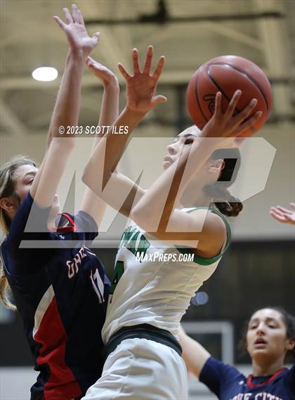 Thumbnail 2 in Grove City vs Dublin Coffman (OHSAA D1 District Final) photogallery.