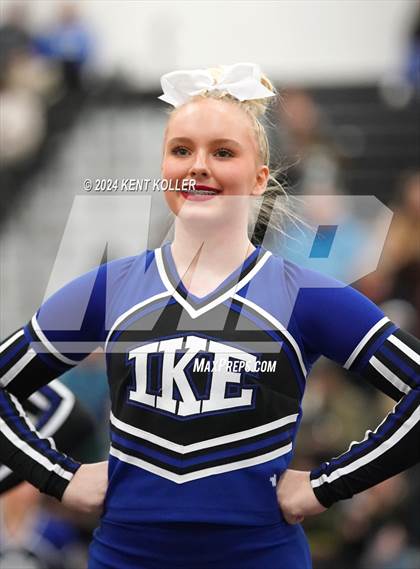 Thumbnail 3 in Utica Eisenhower vs. Franklin (MHSAA Districts) photogallery.