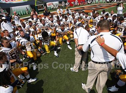 Thumbnail 1 in Aquinas vs. Elder (Kirk Herbstreit Varsity Football Series) photogallery.