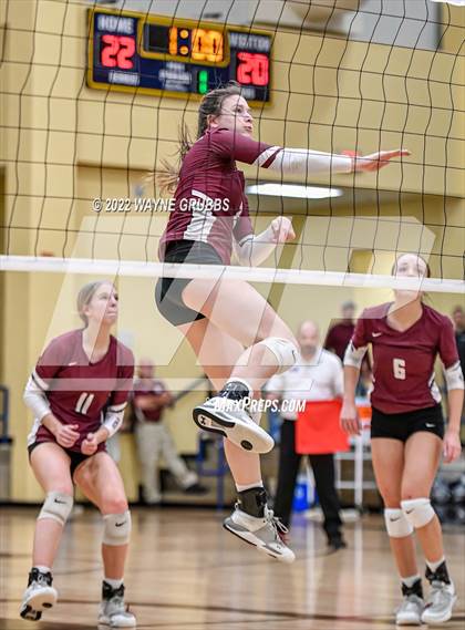 Thumbnail 2 in Tatum vs. White Oak (UIL 3A Region Quarterfinal Playoff) photogallery.