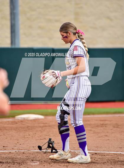 Thumbnail 2 in Shiner vs. Sundown (UIL Softball 2A Div 2 Final) photogallery.