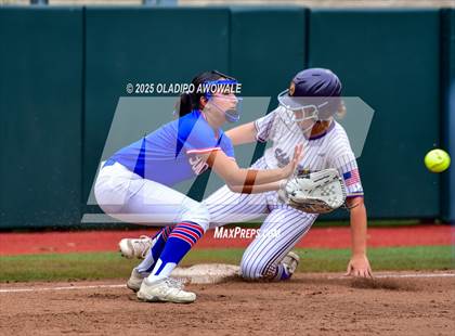 Thumbnail 3 in Shiner vs. Sundown (UIL Softball 2A Div 2 Final) photogallery.