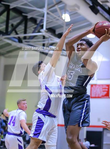 Thumbnail 2 in Sierra Canyon vs Righetti (Hart Holiday Classic) photogallery.
