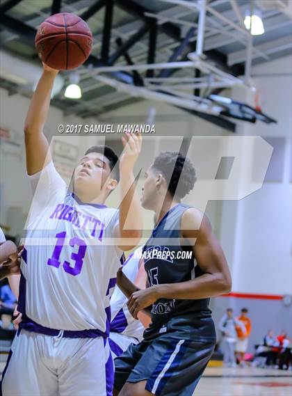 Thumbnail 3 in Sierra Canyon vs Righetti (Hart Holiday Classic) photogallery.