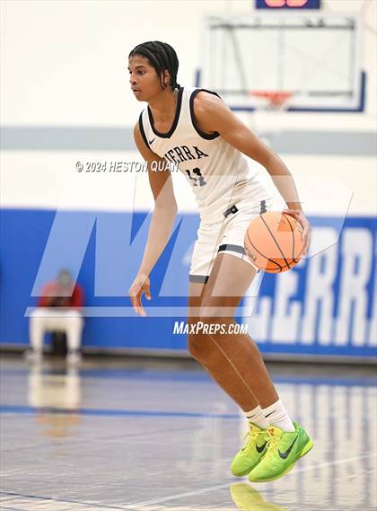 Thumbnail 3 in  St. Pius X-St. Matthias Academy vs. Sierra Canyon (Elite Invitational) photogallery.