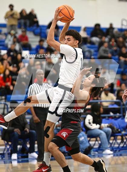Thumbnail 1 in  St. Pius X-St. Matthias Academy vs. Sierra Canyon (Elite Invitational) photogallery.